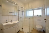 Badezimmer mit bodentiefer Dusche