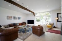 großzügiges Wohnzimmer
