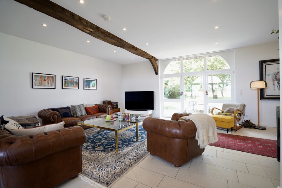 großzügiges Wohnzimmer