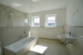 Badezimmer mit Badewanne - Exklusives Wohnen auf zwei Etagen – Neubau-Doppelhaushälfte von 2025