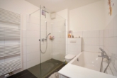 Badezimmer - Stilvolle 2-Zimmer-Wohnung im 2. Obergeschoss mit großem Balkon