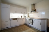 Einbauküche - Moderne 3-Zimmer-Obergeschosswohnung mit Balkon und Stellplatz