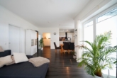 Wohn- und Esszimmer mit offener Küche - Moderne 2-Zimmer-Wohnung mit Balkon im 1. Obergeschoss