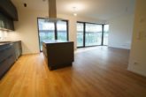 Erstbezug in 4-Zimmer-Erdgeschosswohnung in hochwertiger Ausführung mit Garage - Wohn-/Essbereich mit offener Küche