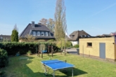 Blick in den Garten - Charmantes Einfamilienhaus mit überdachter Terrasse und Garage