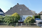 Vorderansicht - Charmantes Einfamilienhaus mit überdachter Terrasse und Garage