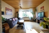 Wohnzimmer - Charmantes Einfamilienhaus mit überdachter Terrasse und Garage