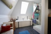 Bedezimmer mit Dusche und Badewanne - Charmantes Einfamilienhaus mit überdachter Terrasse und Garage