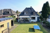 Rückansicht - Charmantes Einfamilienhaus mit überdachter Terrasse und Garage