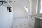 Küche mit Platz für Sitzmöglichkeiten - Stilvolle Maisonettewohnung mit 2 Zimmern und Balkon im Zentrum