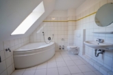 Vollbad mit Eckbadewanne und Waschmaschinenanschluss - Stilvolle Maisonettewohnung mit 2 Zimmern und Balkon im Zentrum