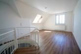 Schlafzimmer im Spitzboden - Stilvolle Maisonettewohnung mit 2 Zimmern und Balkon im Zentrum