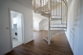 Blick vom Eingang - Stilvolle Maisonettewohnung mit 2 Zimmern und Balkon im Zentrum