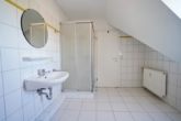 Badezimmer mit Dusche - Stilvolle Maisonettewohnung mit 2 Zimmern und Balkon im Zentrum