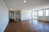 Wohn-/Essbereich mit Zugang zum Balkon - Stilvolle Maisonettewohnung mit 2 Zimmern und Balkon im Zentrum