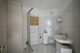 Badezimmer - Gepflegte 3-Zimmer-Wohnung im 1. Obergeschoss mit Balkon