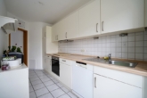 Einbauküche - Gepflegte 3-Zimmer-Wohnung im 1. Obergeschoss mit Balkon