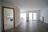 Wohnbereich mit halboffener Küche - Gepflegte 3-Zimmer-Wohnung im 1. Obergeschoss mit Balkon