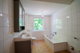 Badezimmer mit Wanne und Dusche - Attraktive 3-Zimmer-Dachgeschosswohnung mit Balkon und Stellplatz