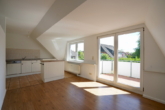 Essbereich mit offener Küche und Balkonzugang - Attraktive 3-Zimmer-Dachgeschosswohnung mit Balkon und Stellplatz