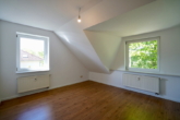 Zweites Schlafzimmer - Attraktive 3-Zimmer-Dachgeschosswohnung mit Balkon und Stellplatz