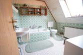 Scheeßel: Wohnhaus in ruhiger Lage mit liebevoll angelegtem Garten - Badezimmer im DG