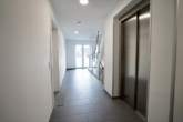 Treppenhaus mit Aufzug - Helle, attraktive 2-Zimmer-Eigentumswohnung im Obergeschoss mit großem Eckbalkon