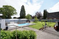 Blick auf Pool und Garten