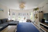 Wohnzimmer mit Zugang zum Gartenbereich - Großzügige Doppelhaushälfte mit Pool und 799 m² Grundstück