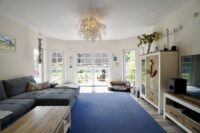 Wohnzimmer mit Zugang zum Gartenbereich