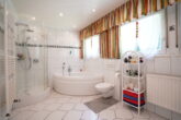 Einfamilienhaus mit beeindruckendem Außenbereich - Vollausgestattetes Badezimmer mit Wanne und Dusche