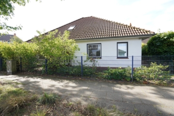 Ihr neues Zuhause: Charmantes Haus mit Terrasse und praktischem Carport, 27356 Rotenburg (Wümme), Einfamilienhaus