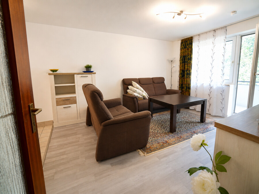 Wohnzimmer mit Balkonzugang (KI-optimiert)