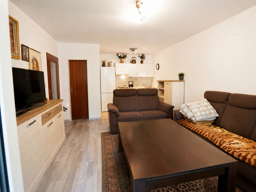 Wohnzimmer mit Einbauküche (KI-optimiert)