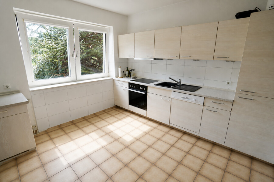 Einbauküche mit genug Platz für eine Sitzmöglichkeit (KI-optimiert)