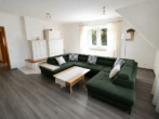 Wohnzimmer mit Kachelofen (KI-optimiert)