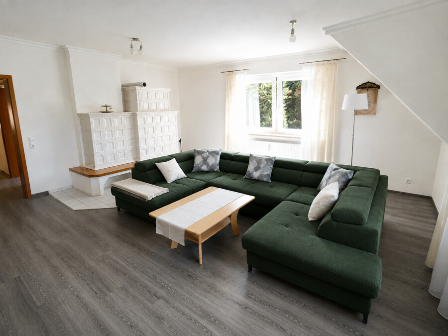 Wohnzimmer mit Kachelofen (KI-optimiert)