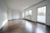 Wohnzimmer mit Terrassenzugang - 3-Zimmer-Erdgeschosswohnung in gepflegtem Mehrfamilienhaus