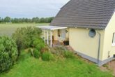 Einfamilienhaus in ländlicher Lage auf 1.663 m² Grundstück - Blick auf die überdachte Terrasse