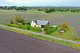 Einfamilienhaus in ländlicher Lage auf 1.663 m² Grundstück - Drohnenaufnahme