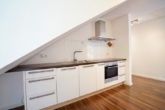 moderne Einbauküche - 2-Zimmer-Dachgeschosswohnung mit Balkon – ideal für Singles oder Paare