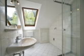 Duschbad mit Waschmaschinenanschluss - 2-Zimmer-Dachgeschosswohnung mit Balkon – ideal für Singles oder Paare