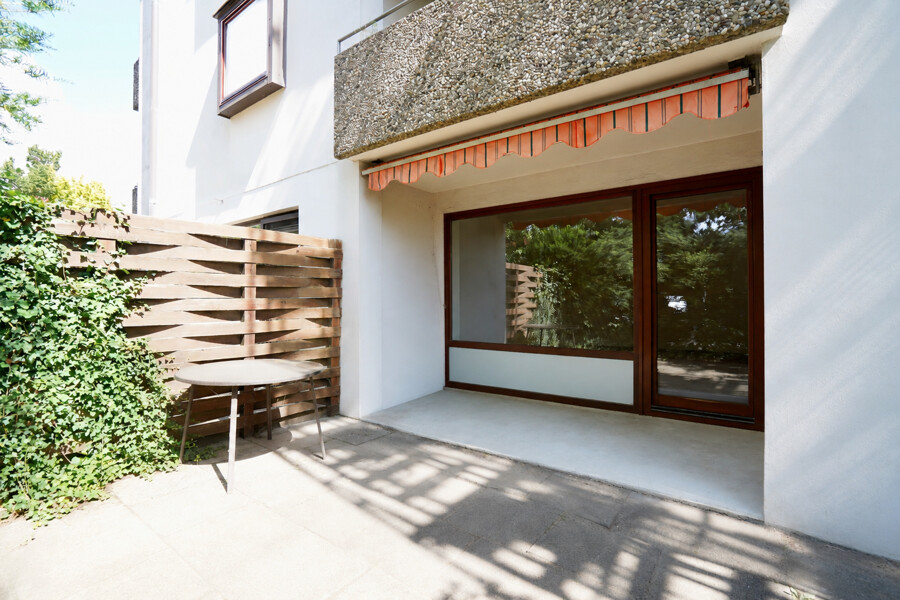 Teilweise überdachte Terrasse (KI-optimiert)