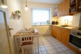Rotenburg: Schöne 2-Zimmer-Wohnung mit Terrasse - Küche mit Sitzmöglichkeit