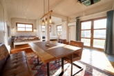 Essbereich mit Blick auf den angrenzenden Teich - Hochwertiges Mobilheim mit 45 m² Wohnfläche auf 953 m² Grundstück