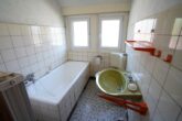 Haus mit separater Wohnung im Dachgeschoss und dem Charme der 60er Jahre - DG: Badezimmer