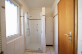 Badezimmer mit Dusche - Vielseitig nutzbares Zweifamilienhaus mit großem Potenzial und zentraler Lage