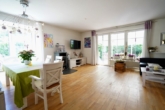 Wohn-/Esszimmer mit Zugang zur überdachten Terrasse - Doppelhaushälfte mit überdachter Terrasse im Grünen