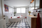 Badezimmer mit Eckbadewanne - Doppelhaushälfte mit überdachter Terrasse im Grünen