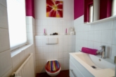Gäste-WC - Doppelhaushälfte mit überdachter Terrasse im Grünen
